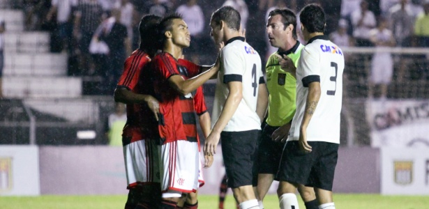 Jogadores de Flamengo e Corinthians discutem durante partida válida pelas oitavas de final da Copa SP - LUCIANO CLAUDINO/FRAME/ESTADÃO CONTEÚDO
