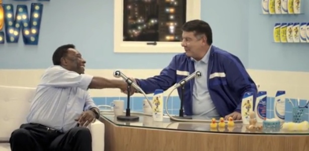 Joel Santana recebe Pelé em talk show durante comercial de xampu - Reprodução