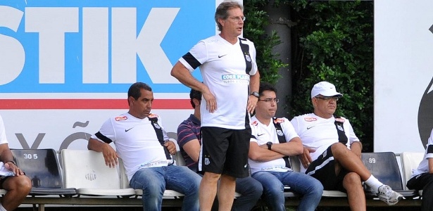 Oswaldo de Oliveira e diretoria do Santos acreditam que estão sendo prejudicados na tabela - Divulgação/Santos FC