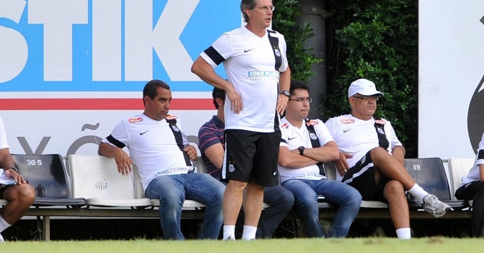 Técnico Oswaldo de Oliveira pede para a diretoria do Santos repor a perda de jogadores 