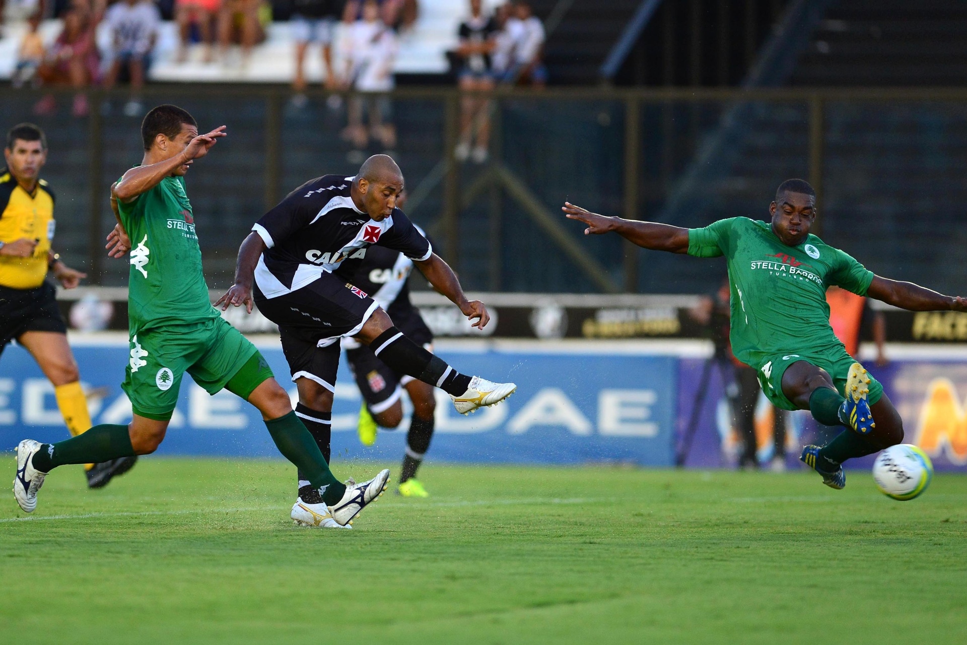 18.01.14 - Reginaldo, do Vasco, arrisca chute no empate com o Boavista - ESTADÃO CONTEÚDO