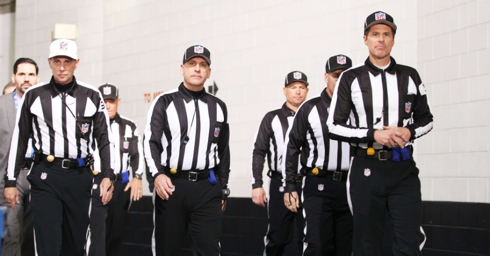 19.jan.2014 - Árbitros seguem em direção ao campo para o início da partida entre Broncos e Patriots, em Denver