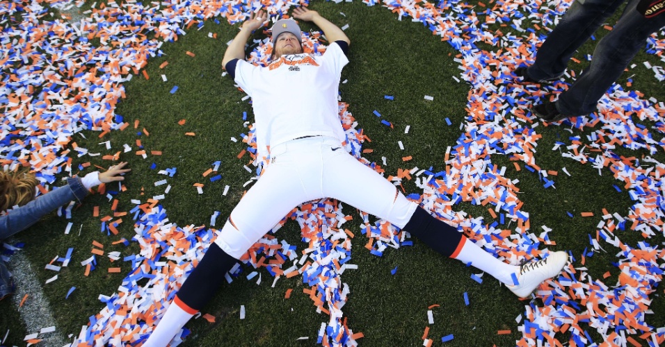 19.jan.2014 - Britton Colquitt, dos Broncos, faz 'anjinho' no gramado do Sports Authority Field após vitória sobre os Patriots, pela final da conferência americana