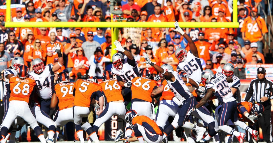 19.jan.2014 - Broncos iniciam jogada contra o New England Patriots em duelo que vale título de conferência da NFL