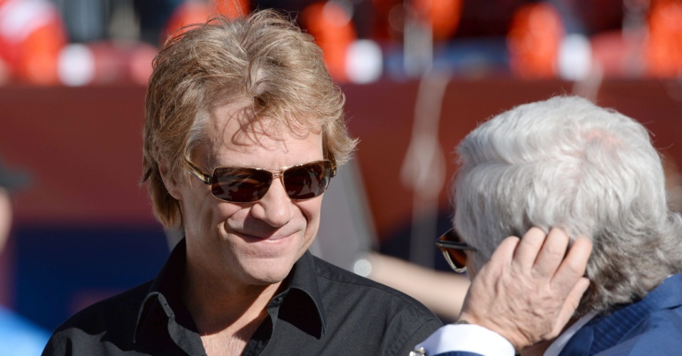 19.jan.2014 - Cantor Jon Bon Jovi marca presença em Denver para assistir a partida entre Broncos e Patriots, no Sports Authority Field