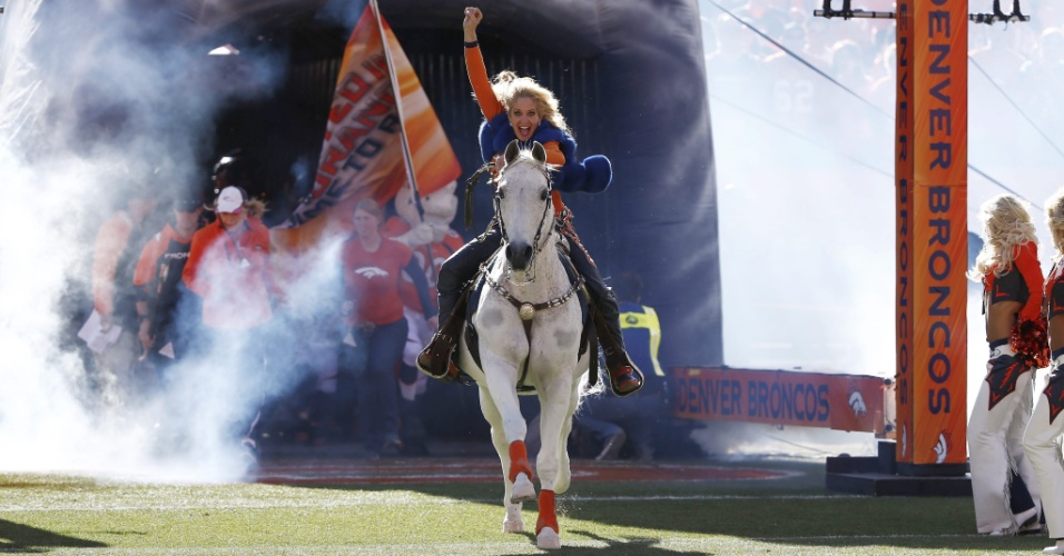 19.jan.2014 - Cavalo 'Thunder' entra no gramado do Sports Authority Field antes de partida entre Broncos e Patriots, pela NFL