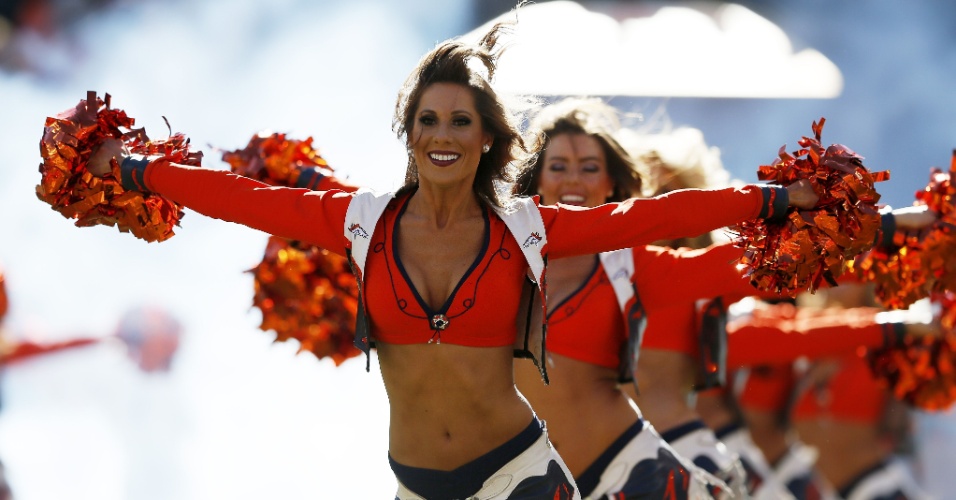 19.jan.2014 - Cheerleaders animam torcedores em final da conferência americana da NFL entre Broncos e Patriots