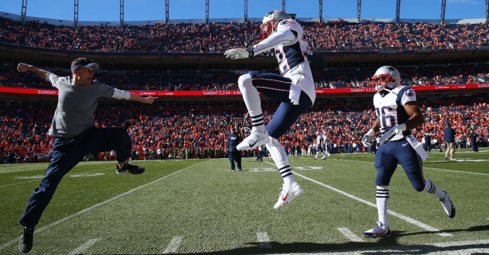 19.jan.2014 - Devin McCourty, dos Patriots, se aquece antes do início do duelo contra os Broncos, pelas finais da conferência americana