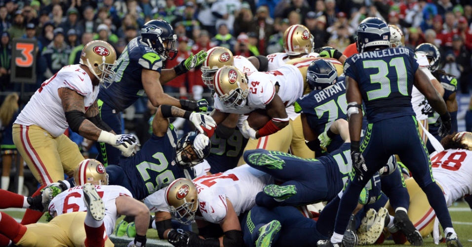 19.jan.2014 - Jogadores de Seattle Seahawks e San Francisco 49ers se amontoam em duelo decisivo da conferência nacional da NFL