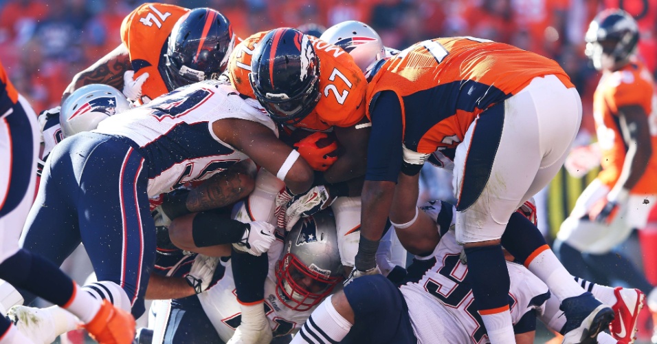 19.jan.2014 - Jogadores se amontoam pela bola em duelo entre Denver Broncos e New England Patriots, no Colorado