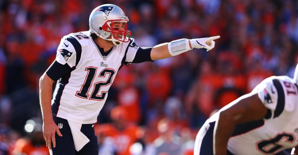 19.jan.2014 - 'Quarterback' Tom Brady, marido de Gisele Bündchen, organiza New England Patriots em jogo contra o Denver Broncos