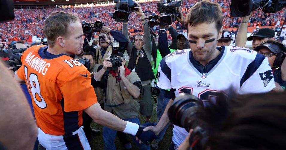 19.jan.2014 - 'Quarterbacks' Peyton Manning e Tom Brady se cumprimentam rapidamente após confronto decisivo da conferência americana da NFL