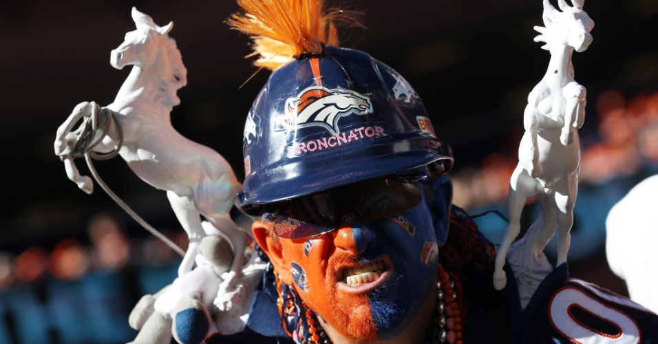 19.jan.2014 - Torcedor se fantasia com mascotes do Denver Broncos para o duelo diante do New England Patriots, na NFL