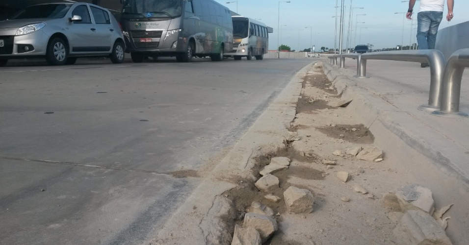 Asfalto entre rua e guia no acesso ao aeroporto de Manaus já está deteriorado apenas quatro meses após a obra ser entregue