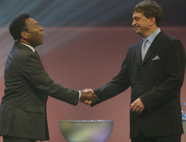 05.12.03 - Jerome Champagne, possível candidato à presidência da Fifa, cumprimenta Pelé em 2003 - AFP