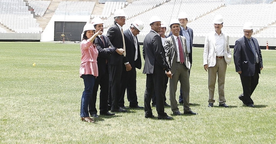 20. jan. 2014 - Secretário geral da Fifa, Jerome Valcke, visita o Itaquerão para ver como está o andamento das obras do estádio