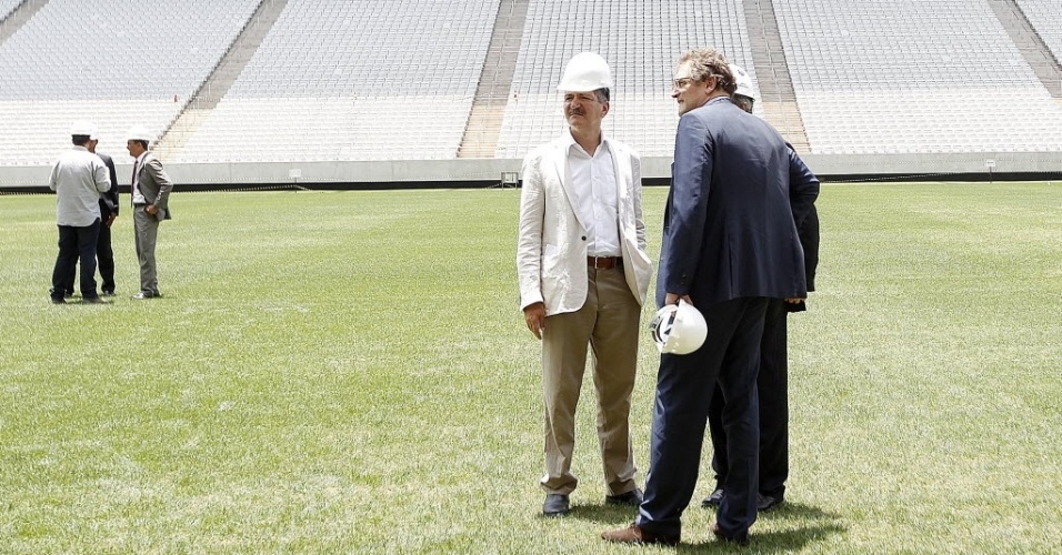 20. jan. 2014 - Secretário geral da Fifa, Jérôme Valcke, visita o Itaquerão para ver como está o andamento das obras do estádio