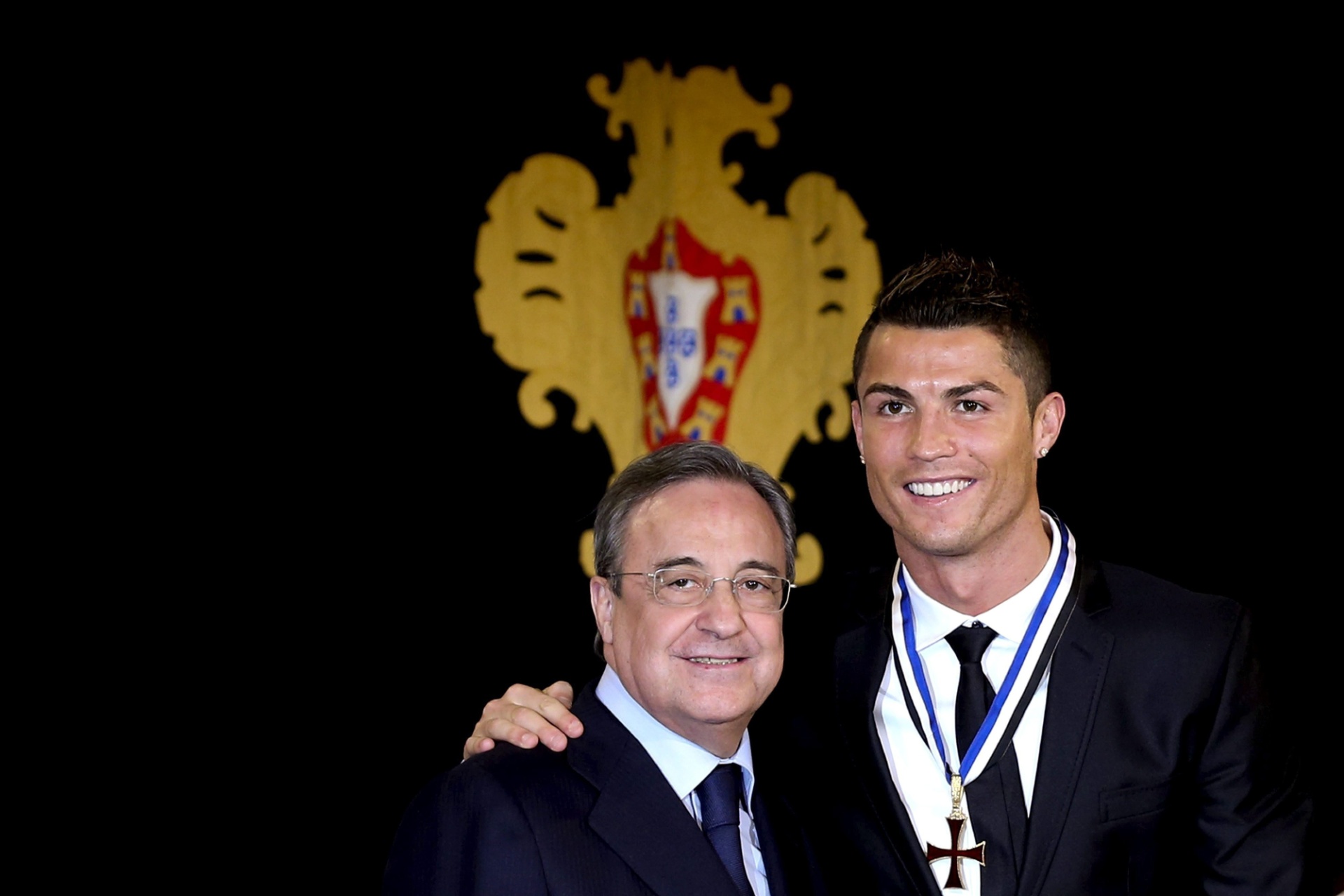 20.01.14 - Cristiano Ronaldo e o presidente do Real Madrid, Florentino Pérez; português foi condecorado pelo governo de Portugal - EFE/Jose Sena Goulao