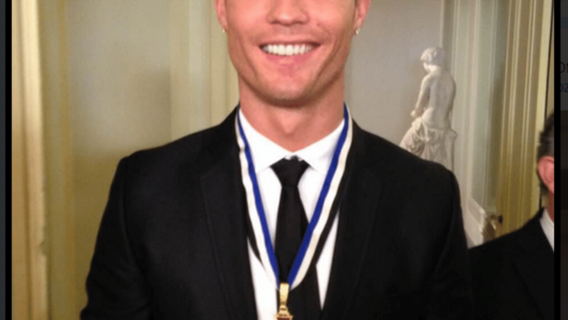 20.01.14 - Cristiano Ronaldo posa após ser condecorado pelo governo de Portugal - Reprodução/Twitter Cristiano Ronaldo