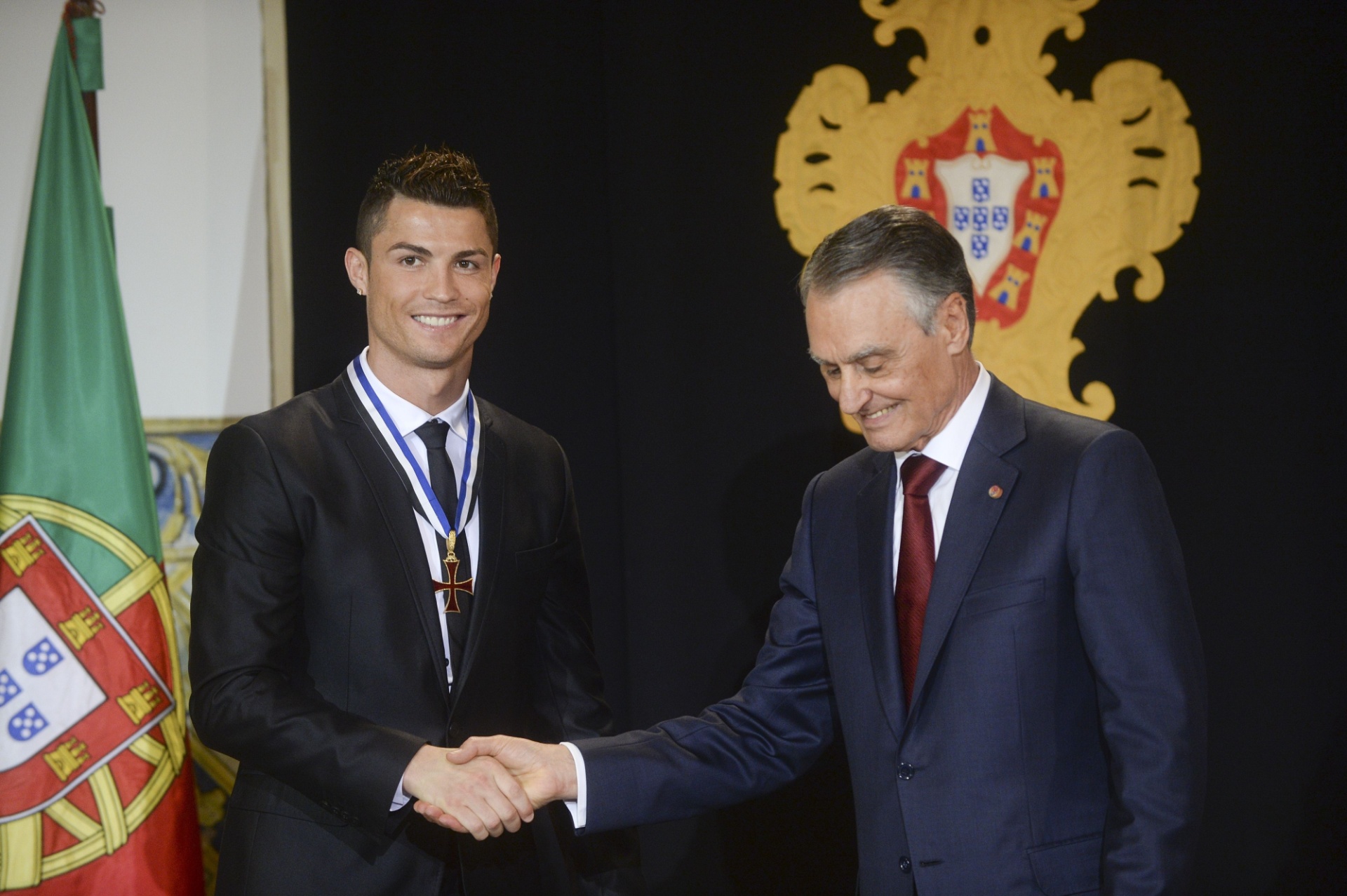 20.01.14 - Cristiano Ronaldo recebe condecoração do presidente de Portugal, Aníbal Cavaco Silva - AFP PHOTO/ PATRICIA DE MELO MOREIRA