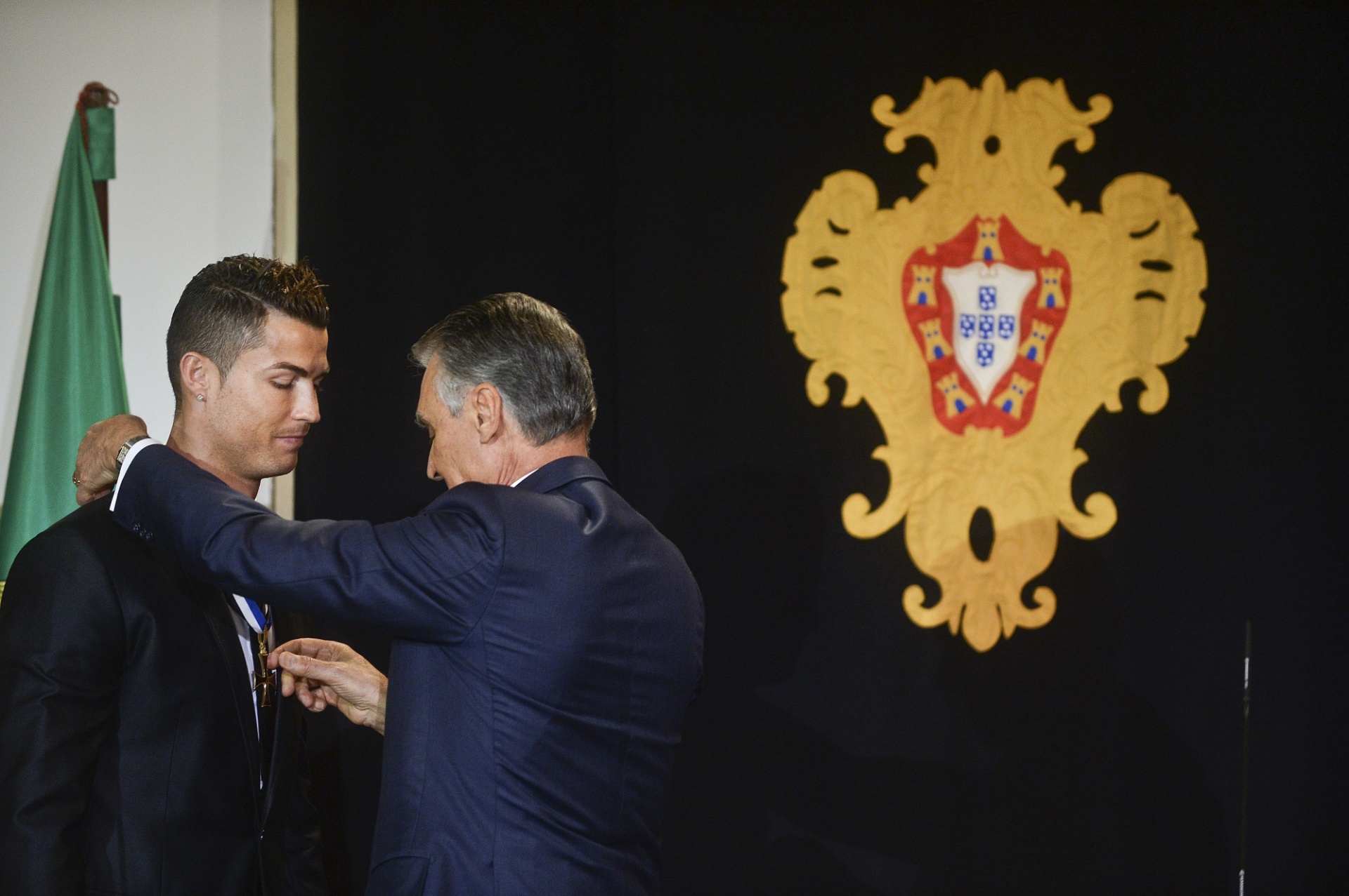 20.01.14 - Cristiano Ronaldo recebe condecoração do presidente de Portugal, Aníbal Cavaco Silva - AFP PHOTO/ PATRICIA DE MELO MOREIRA