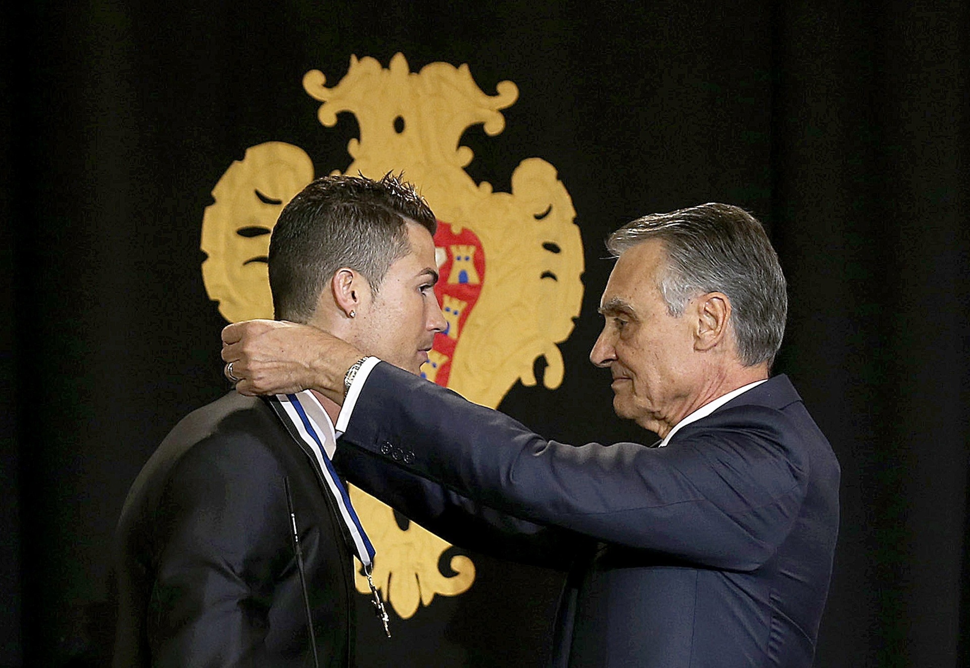 20.01.14 - Cristiano Ronaldo recebe condecoração do presidente de Portugal, Aníbal Cavaco Silva - EFE/Jose Sena Goulao