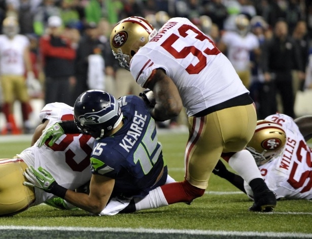 20.jan.2014 - NaVorro Bowman, linebacker do San Francisco 49ers, lesiona o joelho de forma impressionante na partida contra o Seattle Seahawks