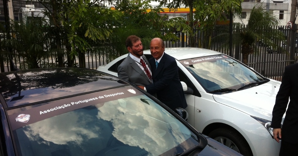 20jan2014 - Presidente da Portuguesa recebe carro de presente da Federação Paulista de Futebol
