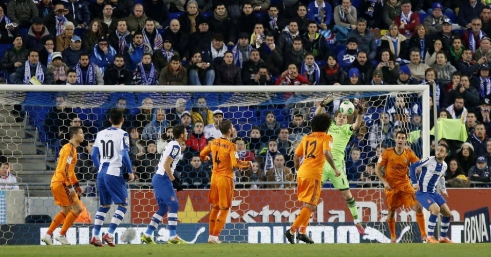 21. jan. 2014 - Iker Casillas faz boa defesa em partida contra o Espanyol, pela Copa do Rei