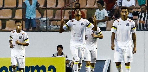 Stefano Yuri comemora ao marcar um de seus gols para o Santos na vitória sobre o Atlético-MG - ALE VIANNA/BRAZIL PHOTO PRESS/ESTADÃO CONTEÚDO
