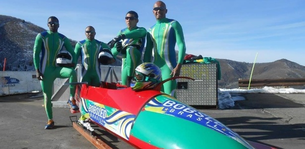 Equipe brasileira de bobsled posa junto com o trenó que será usado nas competições em Sochi - Divulgação/Confederação Brasileira de Desportos no Gelo