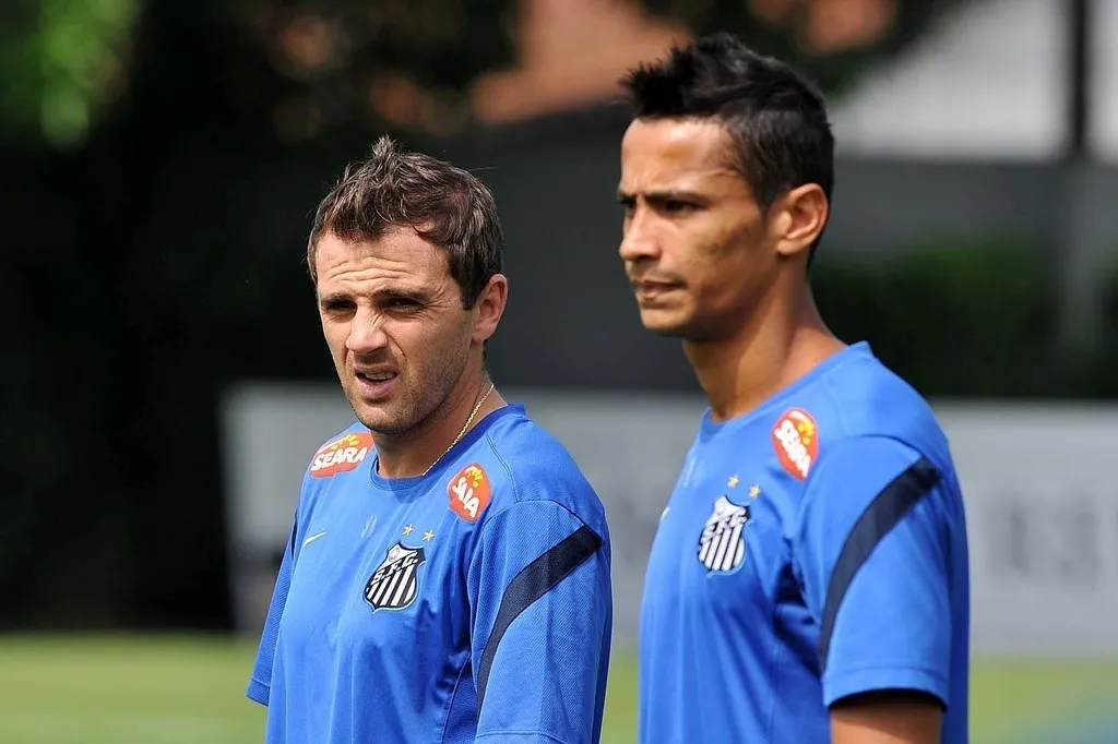 Saída de Montillo ao futebol chinês pode influenciar na permanência de Cícero na Vila Belmiro - undefined