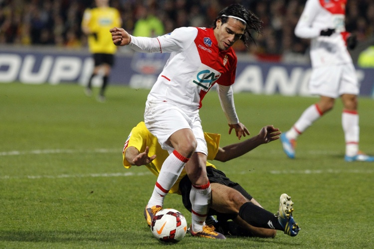22.jan.2013 - Atacante Falcao Garcia se machuca após entrada de zagueiro do Monts em partida do Monaco