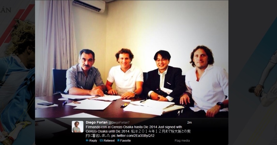 22.jan.2014 - Após rescindir com o Inter, Forlán posta foto assinando contrato com o Cerezo Ozaka do Japão