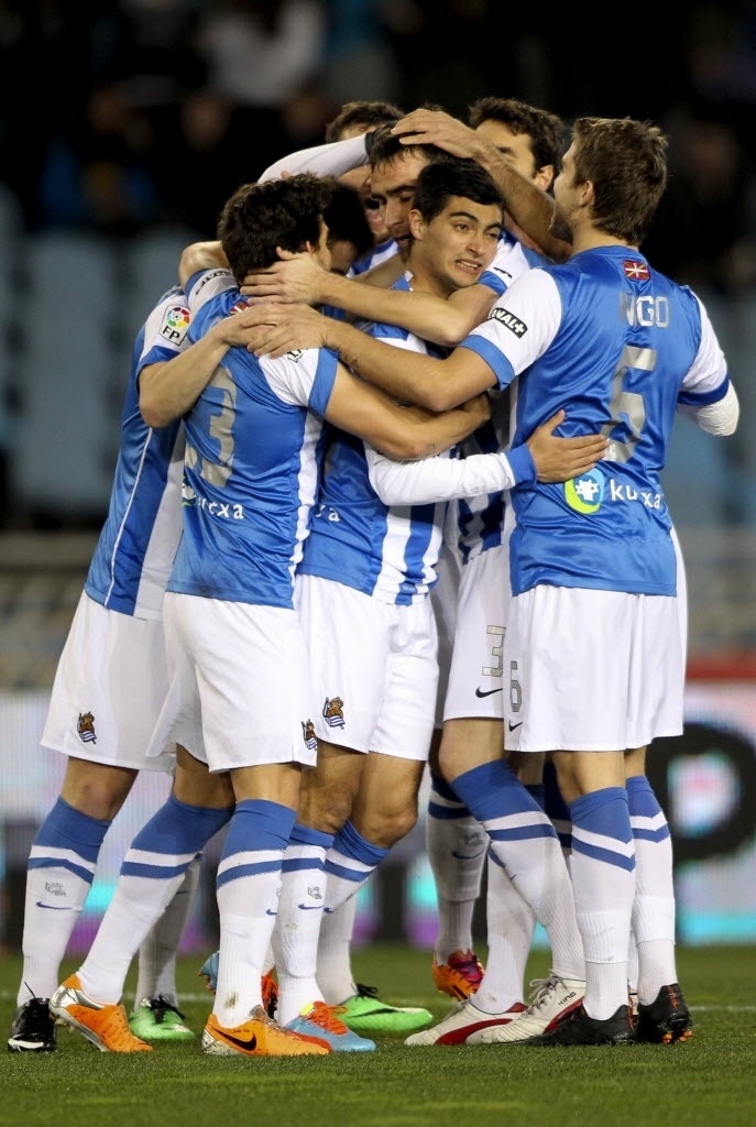 22.jan.2014 - Jogadores do Real Sociedad comemoram gol de Mikel González contra o Racing de Santander pela Copa do Rei da Espanha - EFE/Juan Herrero