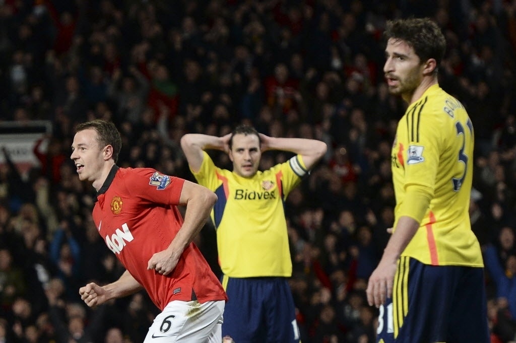 22.jan.2014 - Jonny Evans (esq.) comemora após marcar para o Manchester United na partida contra o Sunderland pela Copa da Liga Inglesa - REUTERS/Nigel Roddis