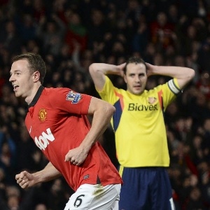 22.jan.2014 - Jonny Evans (esq.) comemora após marcar para o Manchester United na partida contra o Sunderland pela Copa da Liga Inglesa - REUTERS/Nigel Roddis