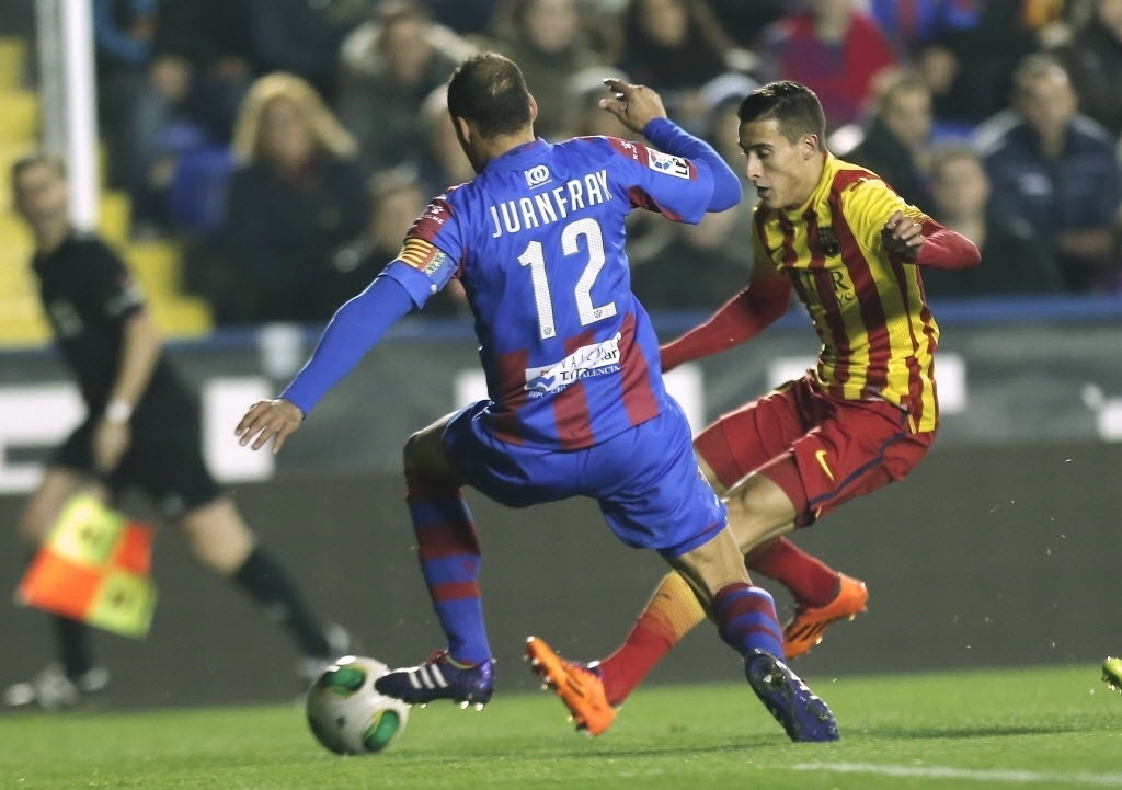 22.jan.2014 - Lateral Juanfran, do Levante, tenta desarmar Cristian Tello, do Barcelona, durante jogo da Copa do Rei - AFP PHOTO/ JOSE JORDAN