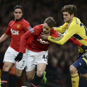 22.jan.2014 - Marcos Alonso, do Sunderland, segura rival Adnan Januzaj, do Manchester United, pelo pescoço em disputa de bola durante jogo da Copa da Liga Inglesa - REUTERS/Nigel Roddis