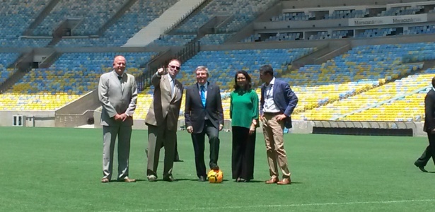 Presidente do COI, Thomas Bach, passeia pelo gramado do Maracanã durante visita ao Rio de Janeiro