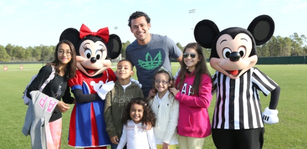 Ídolo do Fluminense, Fred posa com familiares ao lado de Mickey e Minnie - Divulgação
