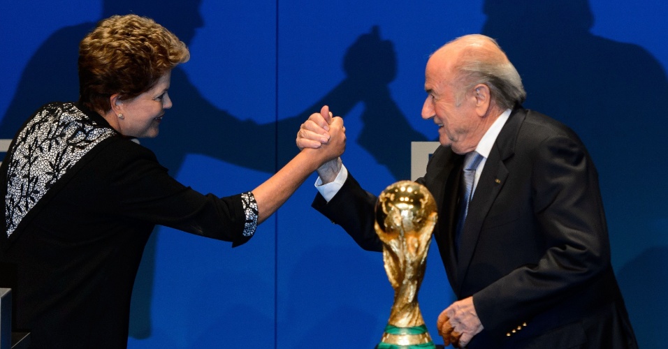 23.jan.2014 - Dilma e Blatter fazem reunião para mostrar que governo e Fifa estão comprometidos com sucesso da Copa