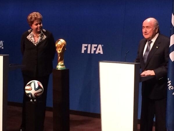23.jan.2014 - Dilma e Blatter fizeram pronunciamento à imprensa após a reunião na sede da Fifa