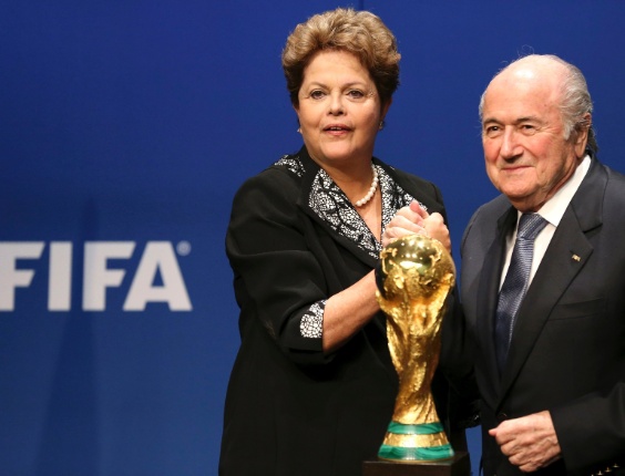 23.jan.2014 - Dilma e Blatter posam para foto atrás de troféu da Copa do Mundo