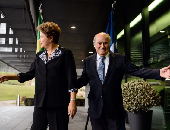 23.jan.2014 - Durante o encontro, Blatter apresentou sede da Fifa para a presidente Dilma