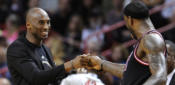Kobe Bryant cumprimenta LeBron James antes da partida entre os Lakers e o Heat - EFE/RHONA WISE