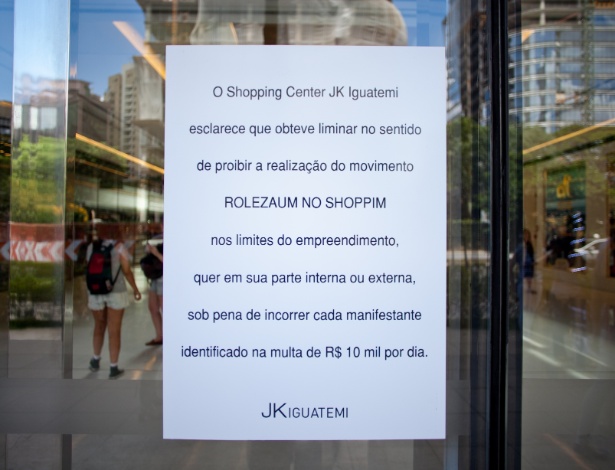 Aviso na entrada do Shopping JK avisa que o rolezinho está proibido: local pode influenciar estádio alviverde - Bruno Poletti/Folhapress