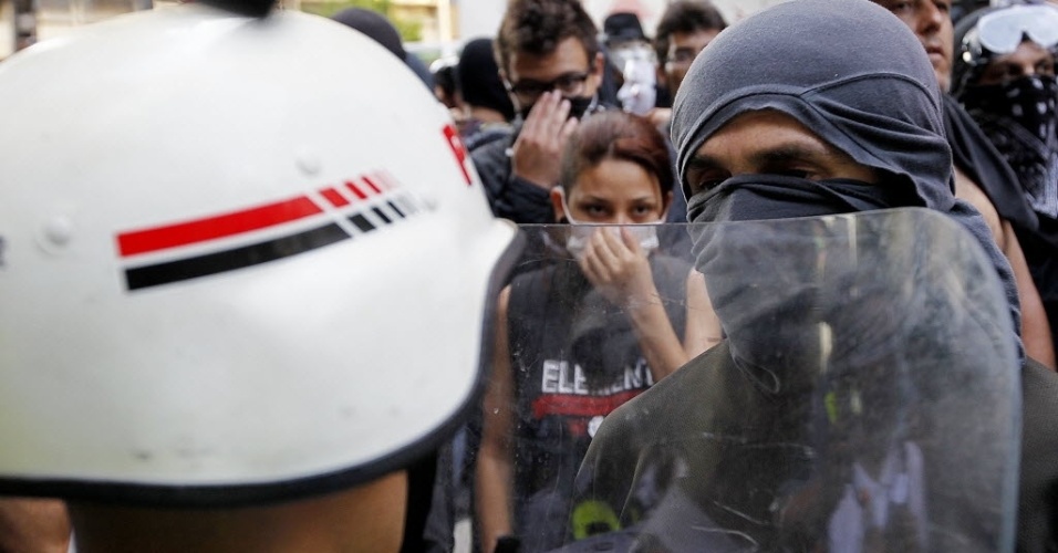 25.jan.2014 - Grupo de "blacks blocs" encara a polícia em protesto na avenida Paulista contra a realização da Copa do Mundo