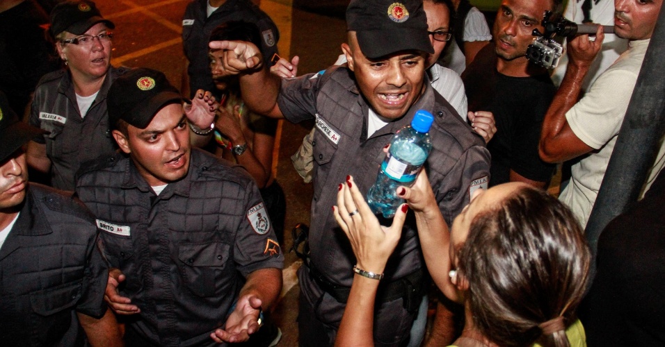 25.jan.2014 - Manifestante discute com policial durante protesto no Rio de Janeiro