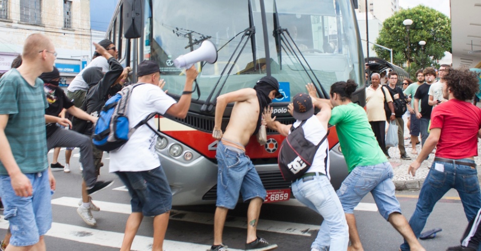 25.jan.2014 - Manifestantes atacam ônibus em Curitiba durante protesto contra a Copa